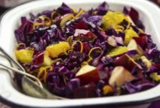 Салат из красной капусты, яблок и апельсина