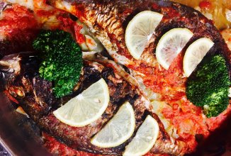 Запечённая в томатах дорада на "подушке" из картофеля и лука.