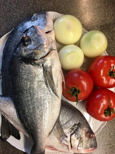 Запечённая в томатах дорада на "подушке" из картофеля и лука. - Шаг 1