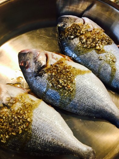 Запечённая в томатах дорада на "подушке" из картофеля и лука. - Шаг 5