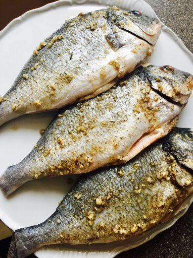 Запечённая в томатах дорада на "подушке" из картофеля и лука. - Шаг 6