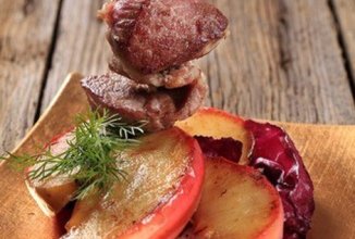 Свиной шашлык с яблоками и красным луком