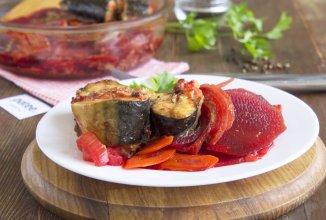 Скумбрия, тушеная со свеклой, морковью и луком