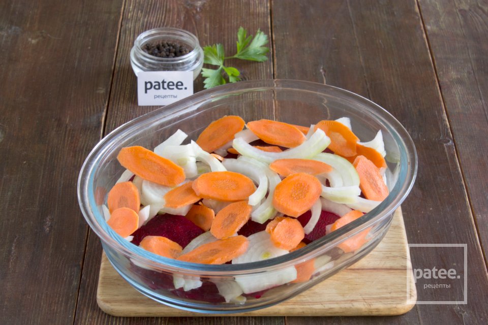 Скумбрия, тушеная со свеклой, морковью и луком - Шаг 4