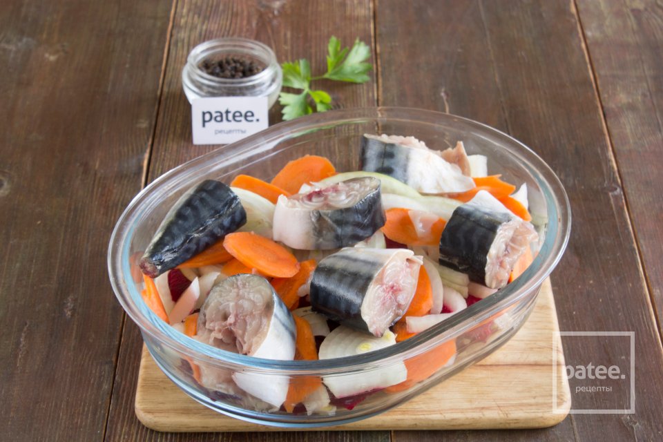 Скумбрия, тушеная со свеклой, морковью и луком - Шаг 5