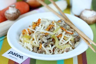 Лапша удон с фаршем, грибами и овощами