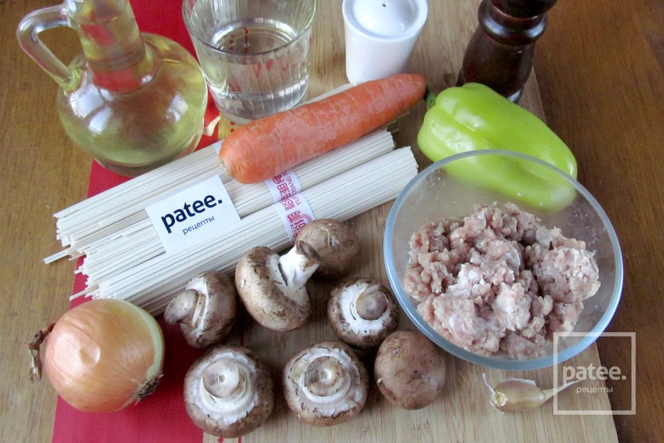 Лапша удон с фаршем, грибами и овощами - Шаг 1