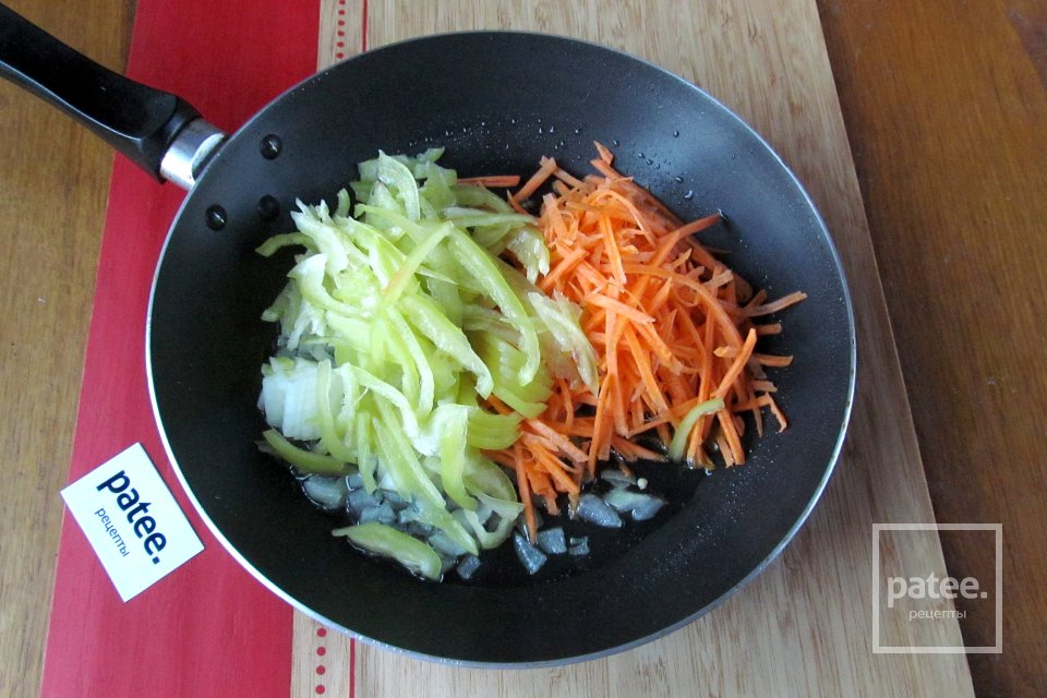 Лапша удон с фаршем, грибами и овощами - Шаг 4