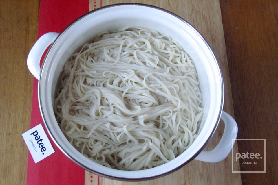 Лапша удон с фаршем, грибами и овощами - Шаг 15