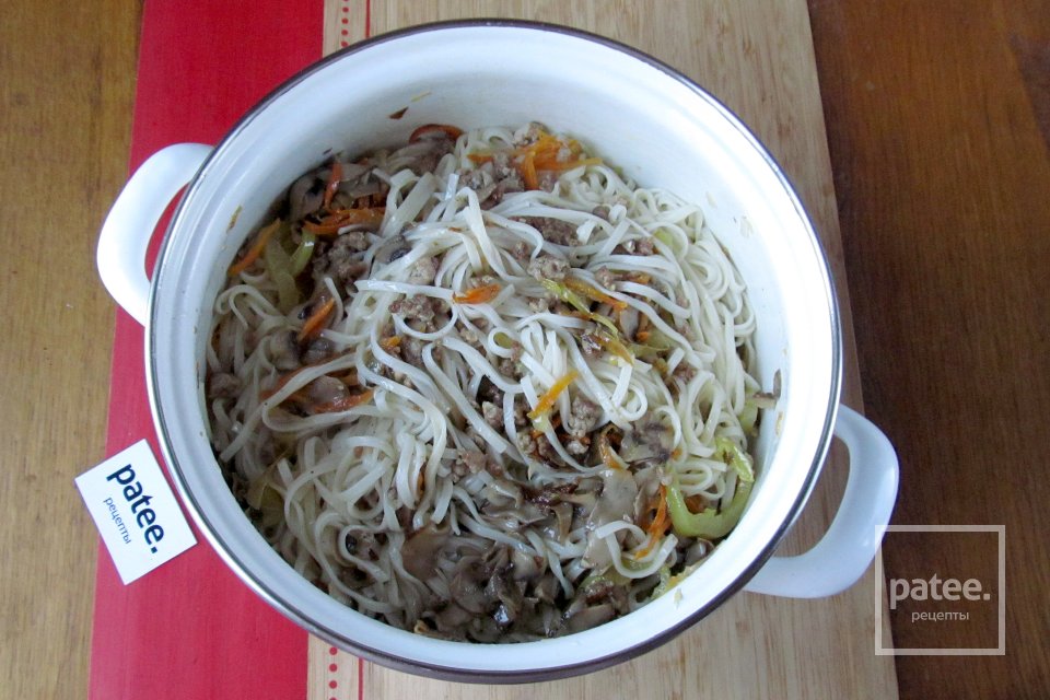 Лапша удон с фаршем, грибами и овощами - Шаг 16