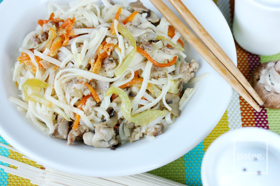 Лапша удон с фаршем, грибами и овощами - Шаг 18