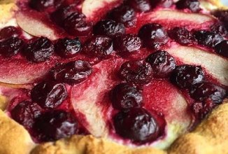 Пирог с грушей и вишней