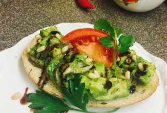 Экзотический постный бутерброд с авокадо и кедровыми орешками.