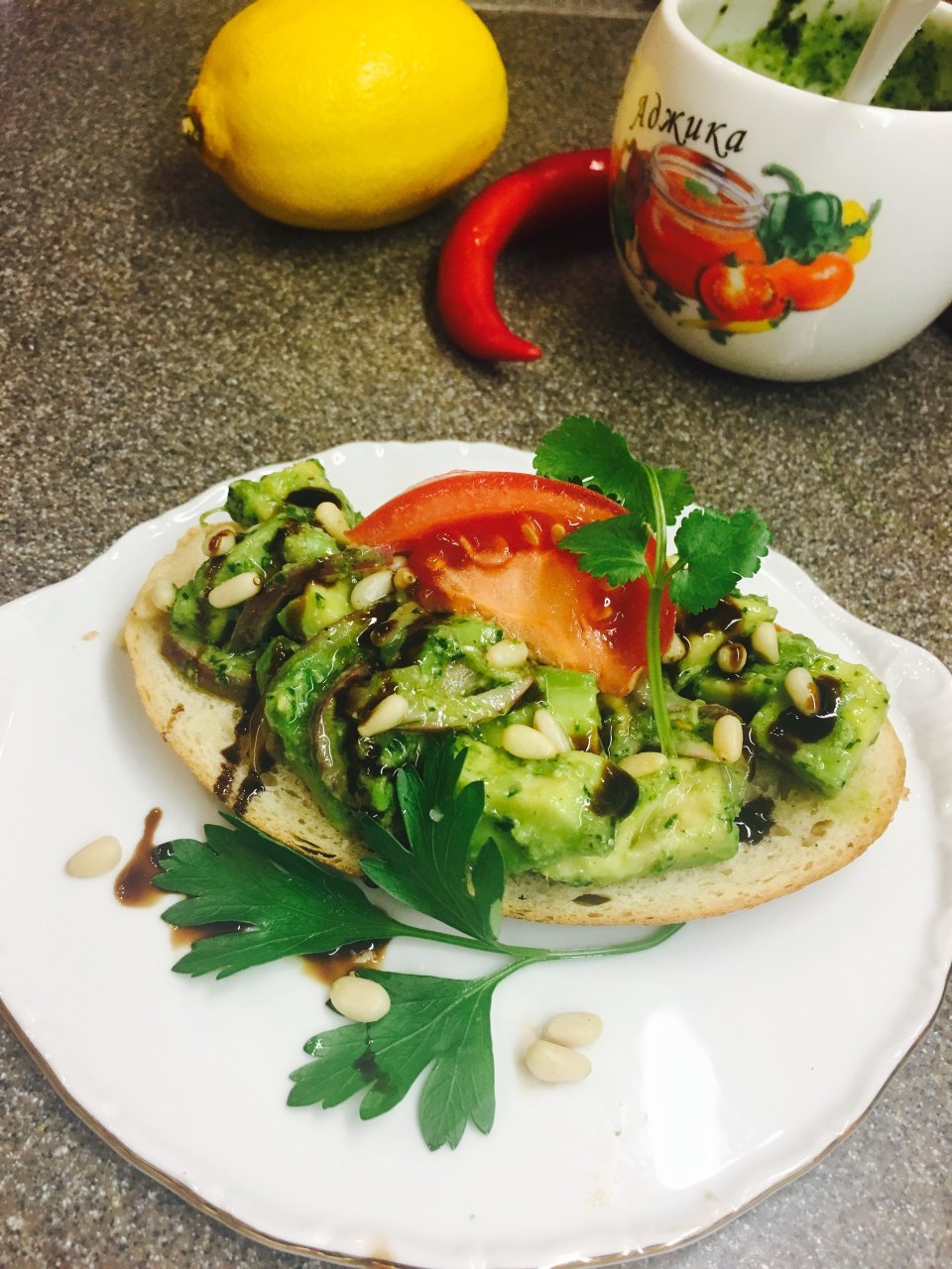 Экзотический постный бутерброд с авокадо и кедровыми орешками.