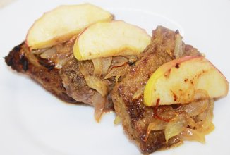 Вкусная Говяжья печень с яблоками и луком по-берлински