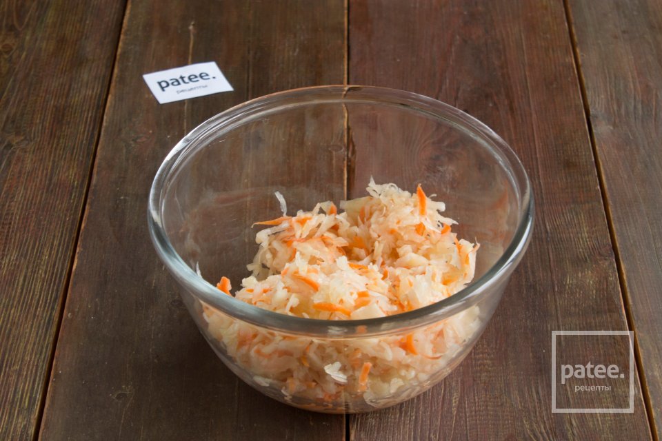 Салат из квашеной капусты - Шаг 2