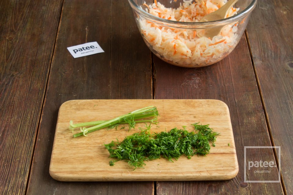 Салат из квашеной капусты - Шаг 4