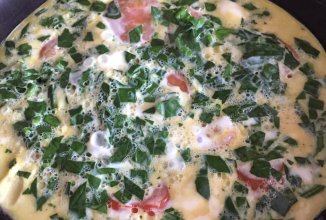 ПП омлет со шпинатом и помидорами