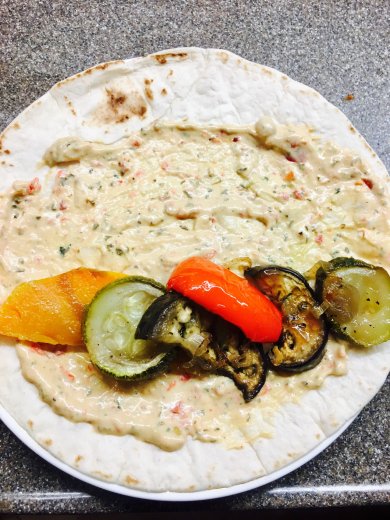 "Красавица" тортилья - гриль с хумусом и печёными овощами на завтрак. - Шаг 5