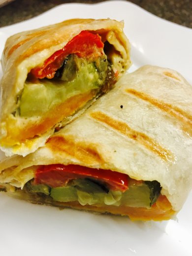 "Красавица" тортилья - гриль с хумусом и печёными овощами на завтрак. - Шаг 7