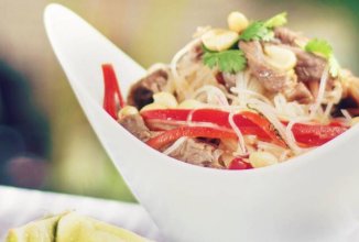 Тайский салат с лапшой и говядиной