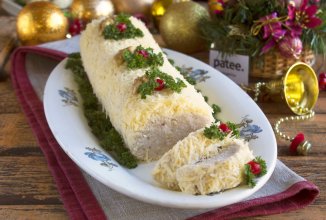 Новогодний куриный паштет с орехами, чесноком и сыром