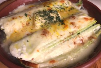 Лазанья из лука-порея (запечённый с сулугуни лук-порей)