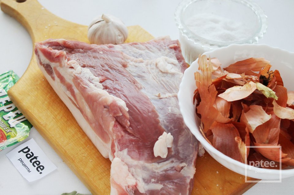 Рулет из свиной брюшины вареный в луковой шелухе - Шаг 1