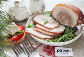 Рулет из свиной брюшины вареный в луковой шелухе