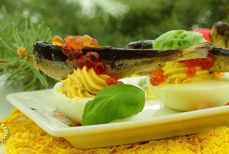 Фаршированные яйца со шпротами и икрой
