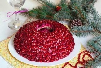 Салат "Гранатовый браслет".