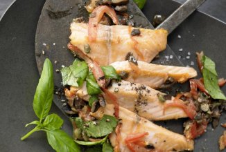 Филе лосося на помидорах с маслинами и базиликом