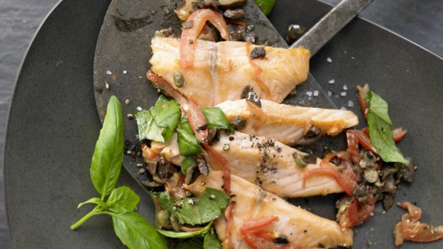 Филе лосося на помидорах с маслинами и базиликом