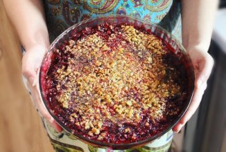 Хрустящий пирог с клубникой, бананами и вишней.