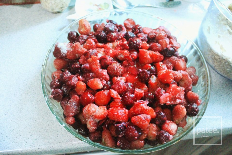 Хрустящий пирог с клубникой, бананами и вишней. - Шаг 1