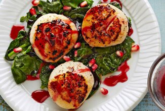 Морские гребешки в гранатовой глазури со шпинатом