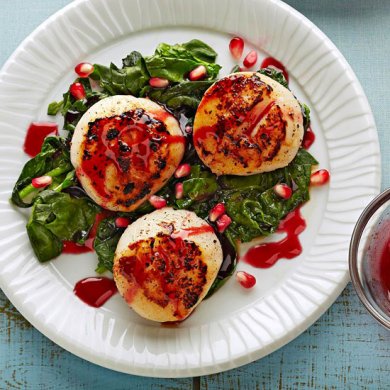 Морские гребешки в гранатовой глазури со шпинатом