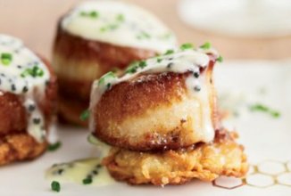 Гребешки с картофельными блинчиками и икорным соусом