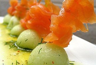 Закуска из копчёного лосося и яблока