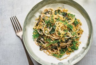 Спагетти с чесноком и зеленью