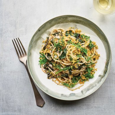 Спагетти с чесноком и зеленью