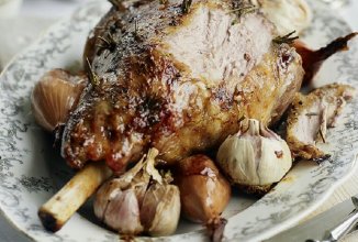 БАРАНЬЯ НОЖКА С АНЧОУСАМИ И ЧЕСНОКОМ В «РУБАШКЕ»