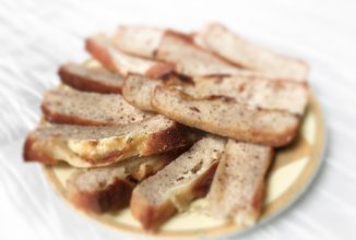 Финансье с козьим сыром и мёдом