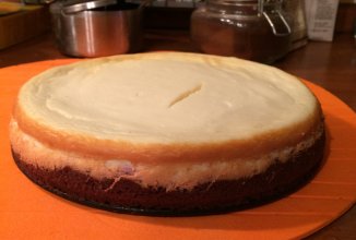 Свекольный брауни-чизкейк с вишней