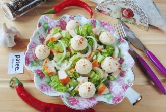 Салат с копченой курицей и сырными шариками