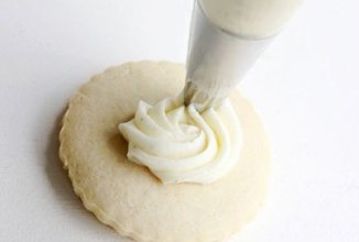 Крем на масле и швейцарской меренге