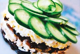 Салат с черносливом и копчёной курицей