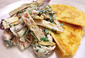 Салат с яичными блинчиками и курицей