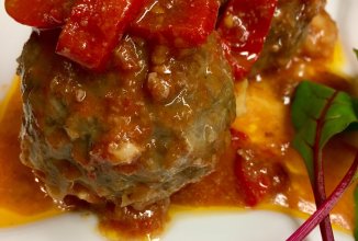 Говяжьи тефтели с "сюрпризом" под соусом из домашнего лечо.