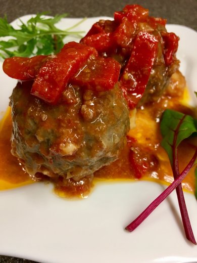 Говяжьи тефтели с "сюрпризом" под соусом из домашнего лечо.